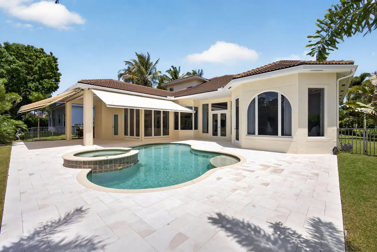 Pool and Spa at 4131 Venetia Way, Palm Beach Gardens