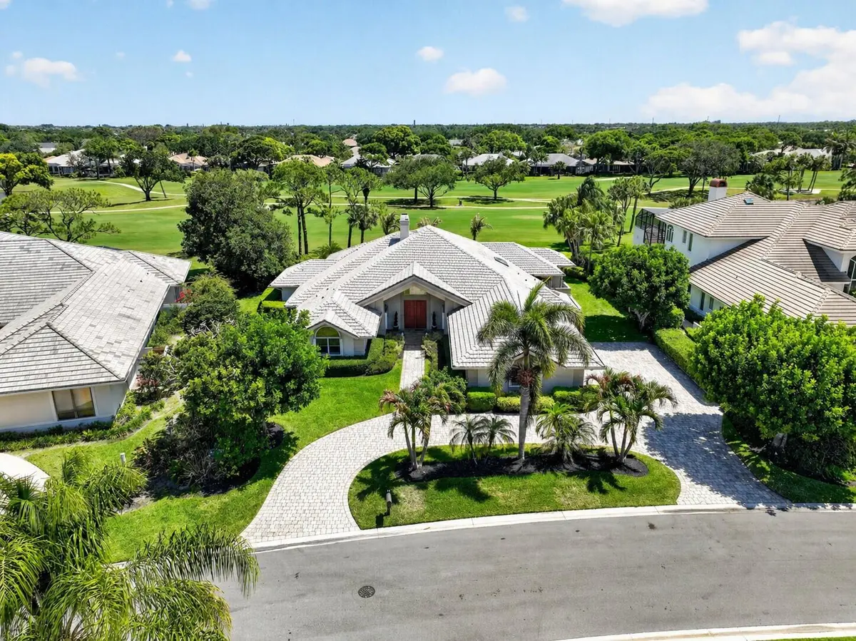Front with driveway and golf course at 6711 SE Barrington Drive, Stuart