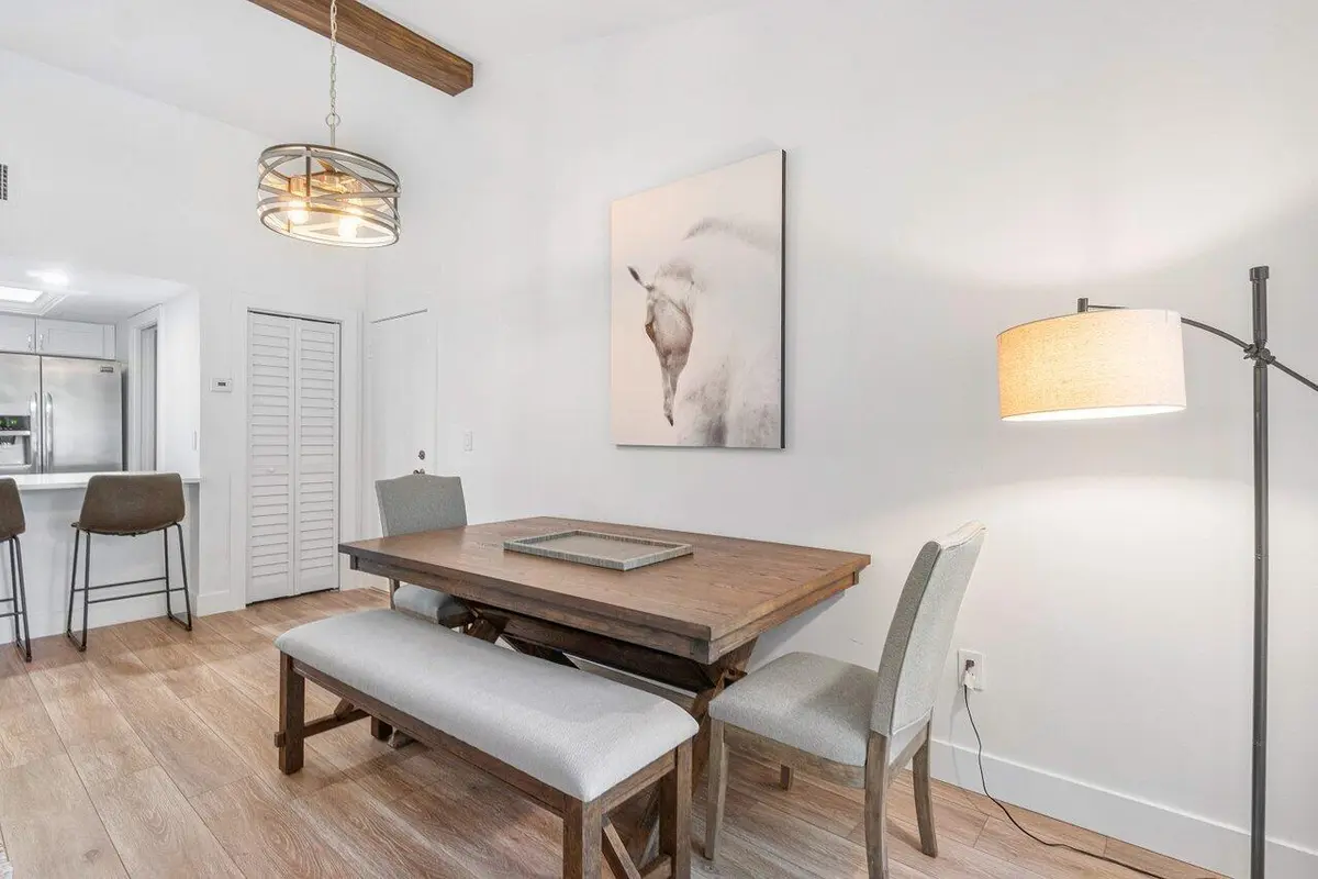 Dining at 11863 Wimbledon Circle 504, Wellington