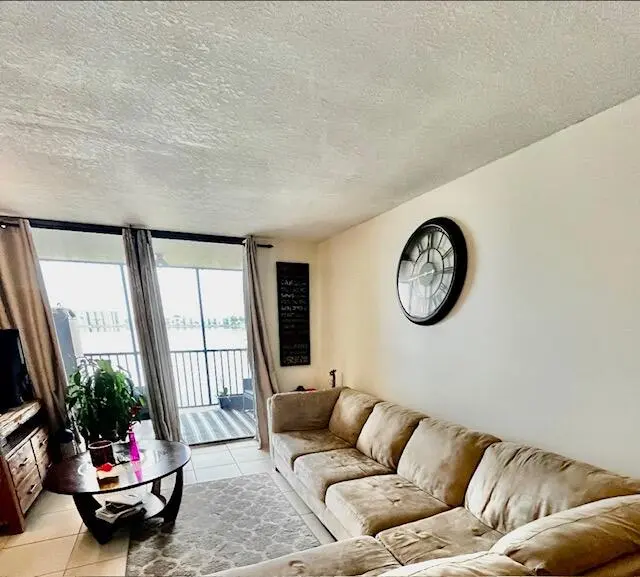 113 Lake Emerald Drive 209, Oakland Park, FL – photo 4