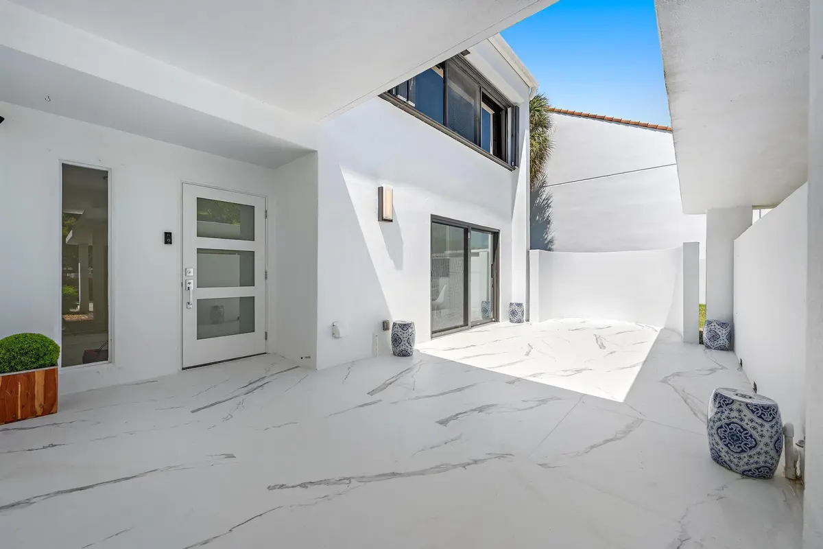PRIVATE COURTYARD at 2435 Presidential Way H, West Palm Beach