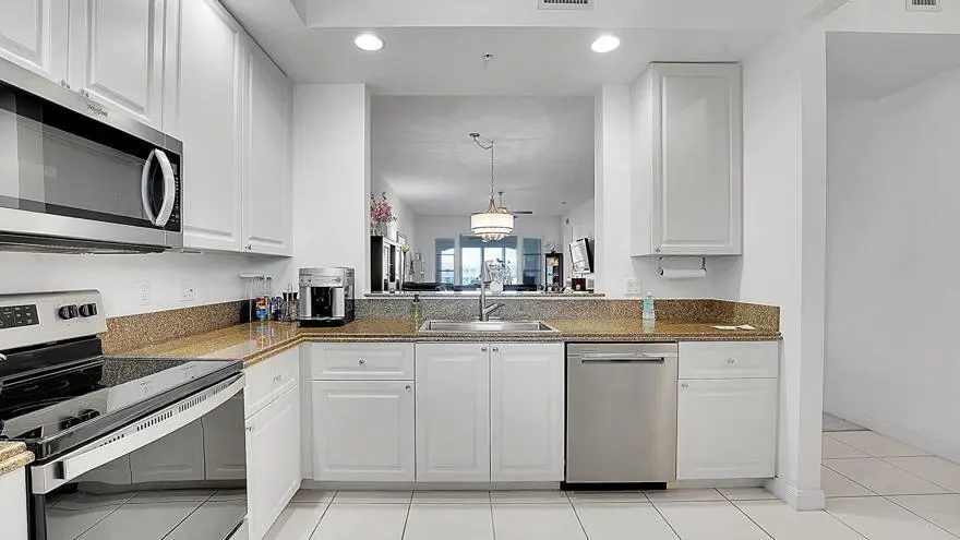 02 8 Kitchen w stainelss farmhouse sink at 1 Harbour Isle Drive Ph2, Hutchinson Island