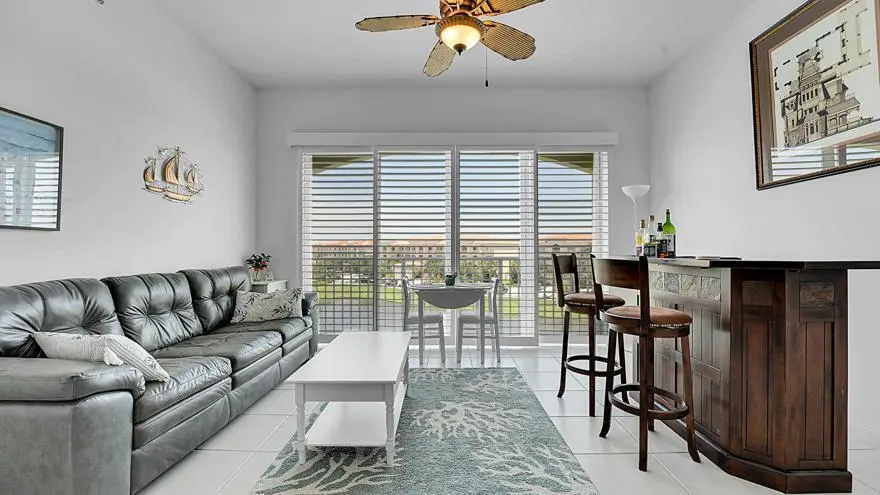 02 11 Florida Room at 1 Harbour Isle Drive Ph2, Hutchinson Island