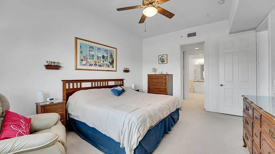 02 17 Premier BR to en-suite at 1 Harbour Isle Drive Ph2, Hutchinson Island