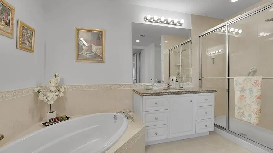 Premier Bath w Shower and soaking tub at 1 Harbour Isle Drive Ph2, Hutchinson Island