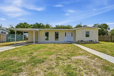 215 SE Airoso Boulevard, Port St. Lucie – sold
