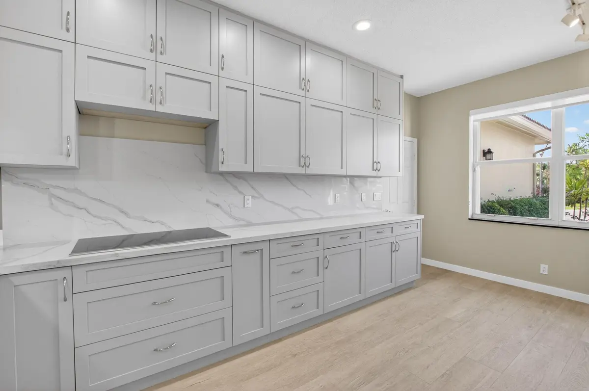 Electric Cooktop at 5791 Island Reach Lane, Boynton Beach