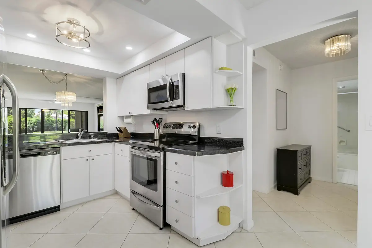 kitchen at 5121 Oak Hill Lane 412, Delray Beach