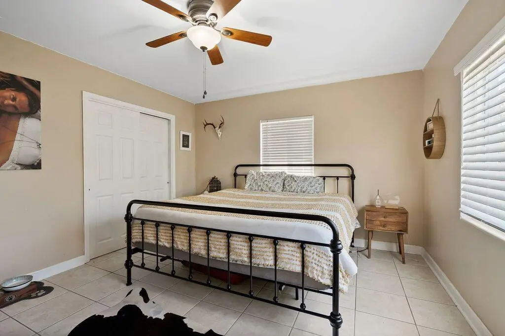 9YCMKLDQ at 2514 SE Washington St Street, Stuart