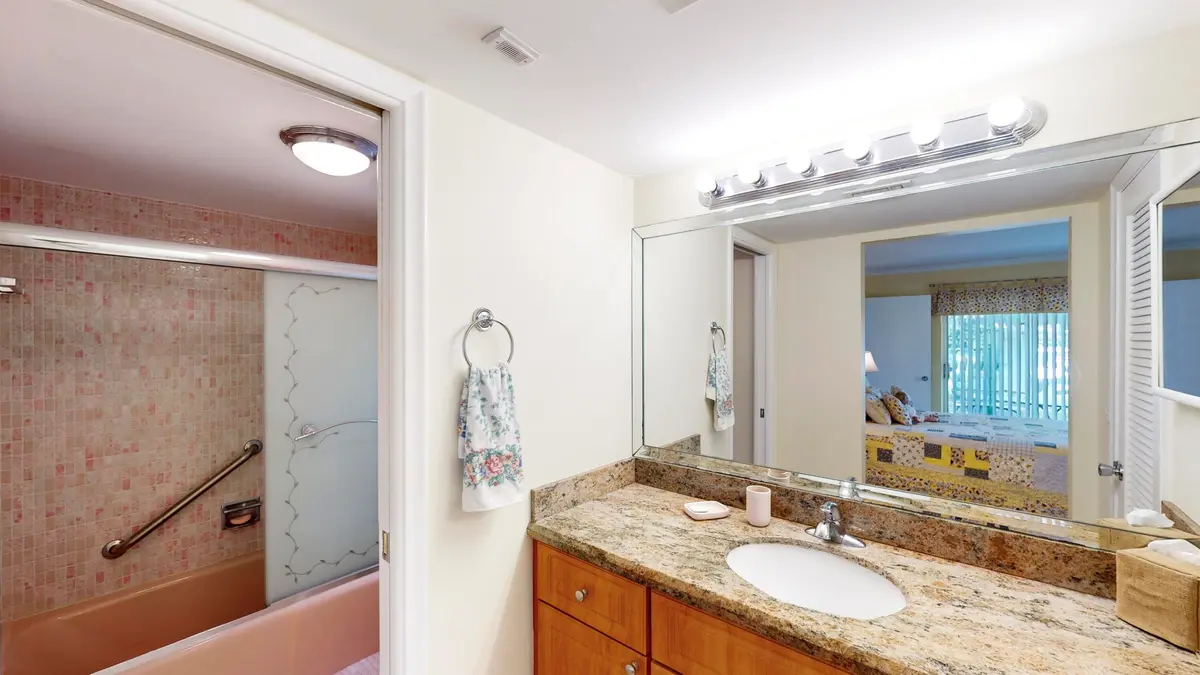 Master bathroom at 5540 Tamberlane Circle 121, Palm Beach Gardens