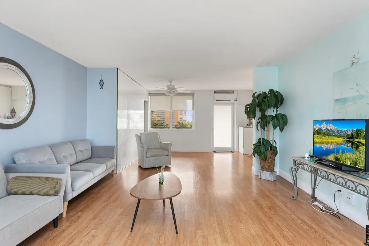 1I6A3369 at 401 N Riverside Drive 406, Pompano Beach