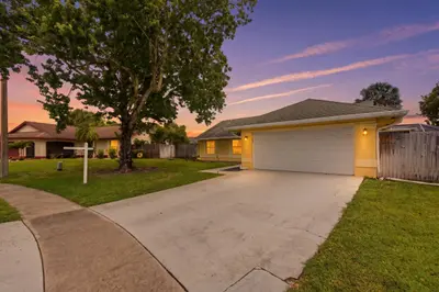 145 Roycourt Circle, Royal Palm Beach – sold