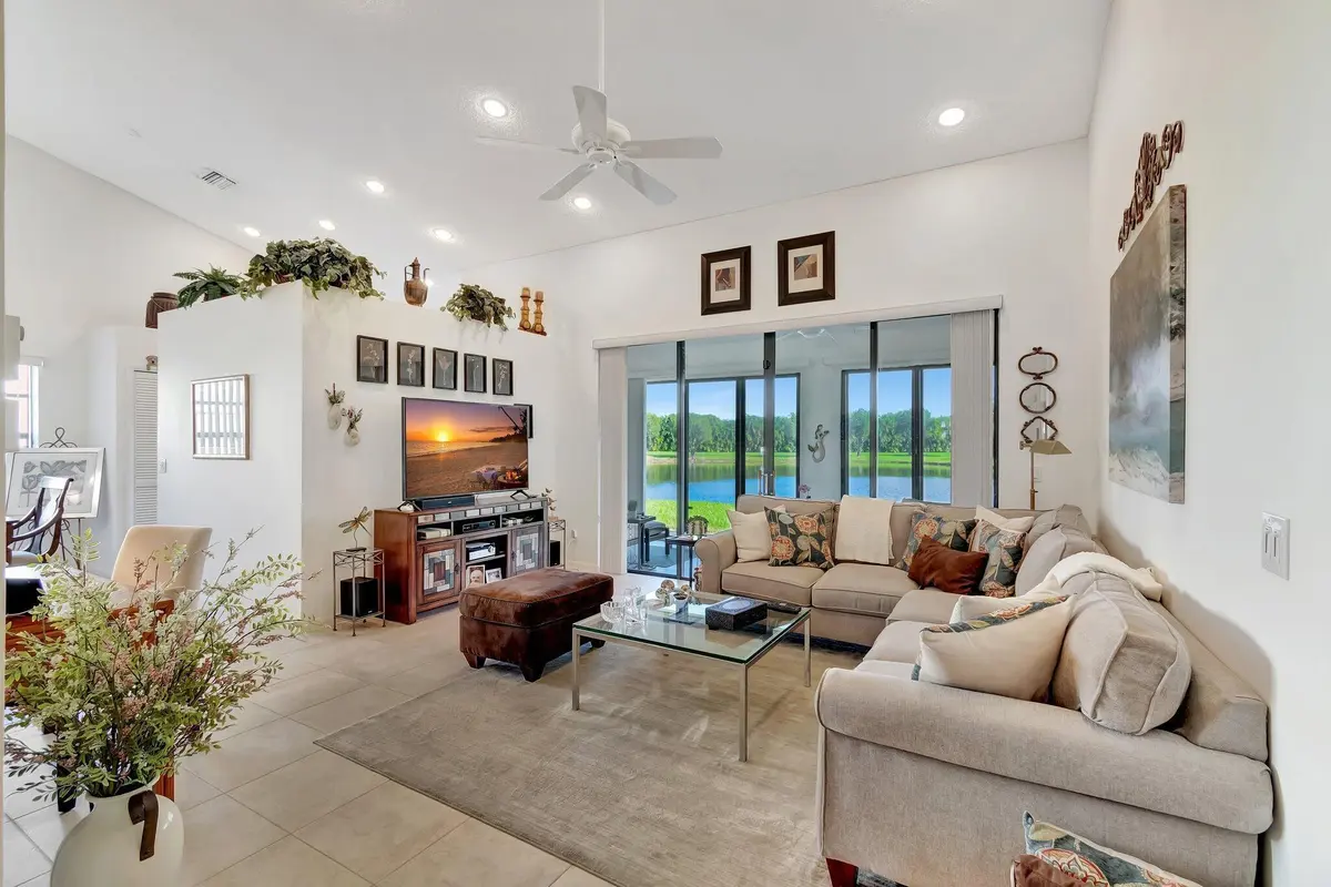 liv rm at 8308 Waterline Drive 102, Boynton Beach