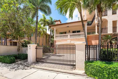 19 Hendricks Isle, Fort Lauderdale – Townhouse for sale