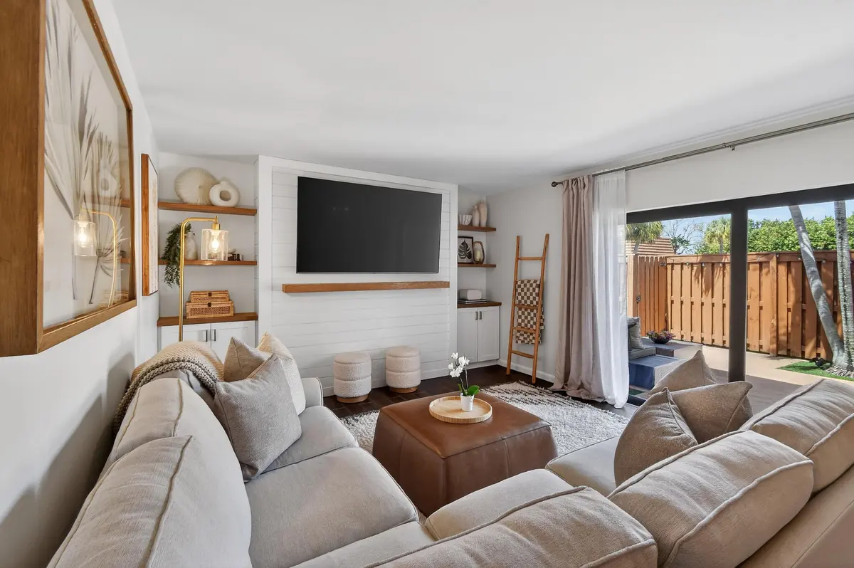 Family Room at 3900 County Line Road 15a, Tequesta