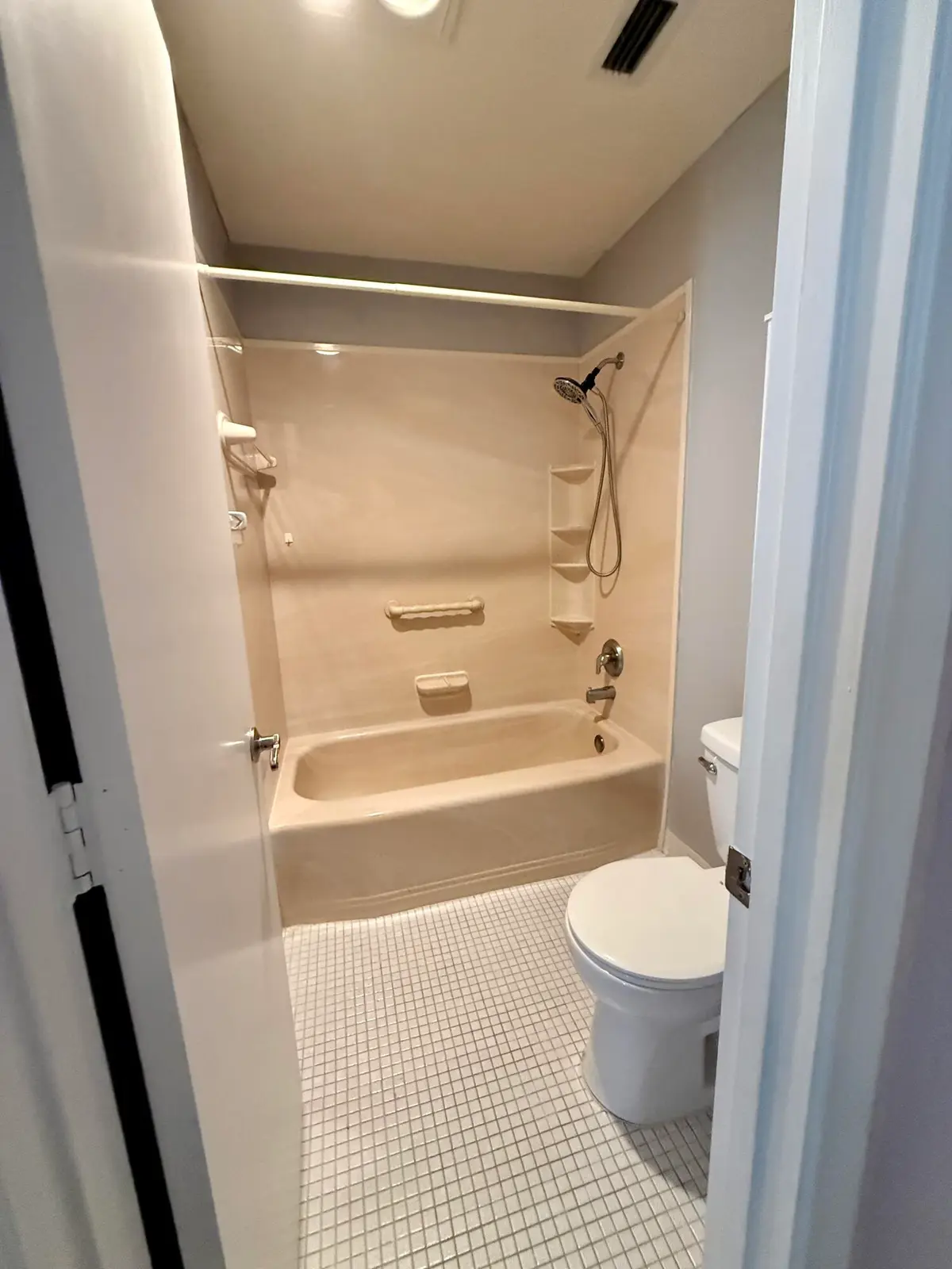 MAIN BATHROOM at 1460 NW 19th Terrace 71-a, Delray Beach