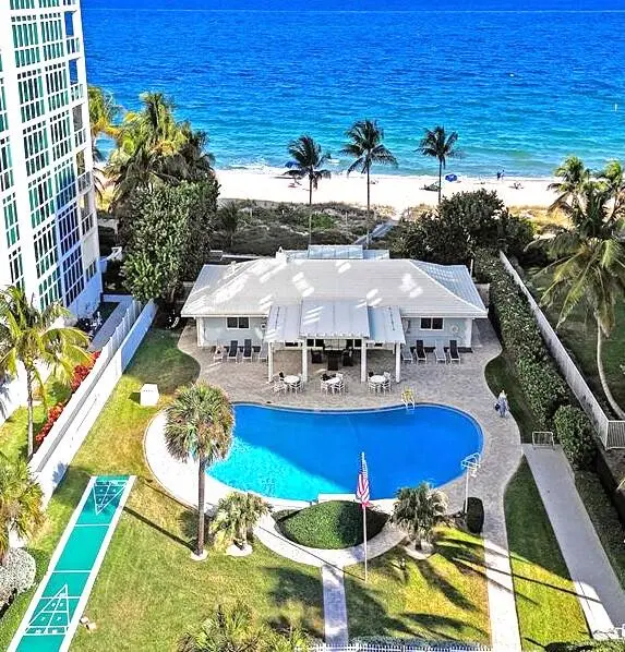 Pool/beach at 1431 S Ocean Boulevard 87, Lauderdale-By-The-Sea