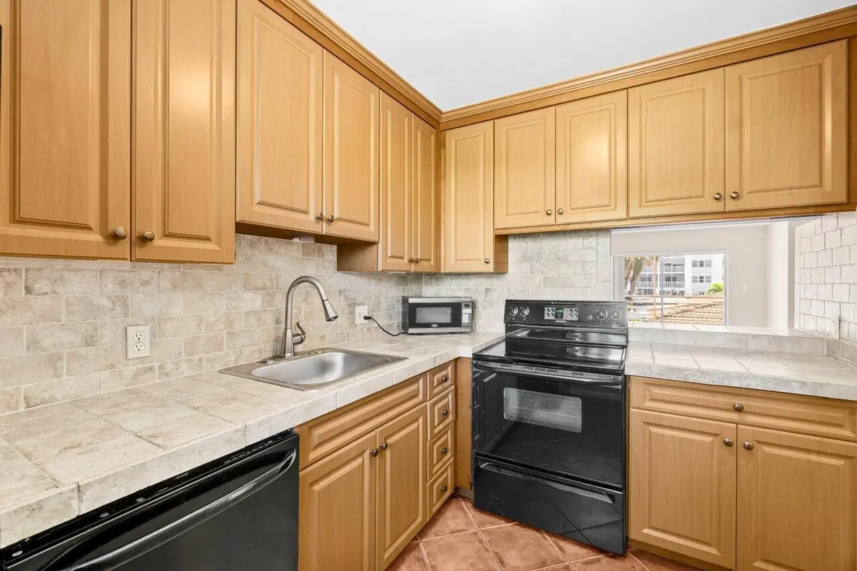 20250224185409534590000000-o at 1430 S Lakeside Drive 22, Lake Worth Beach