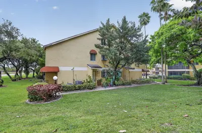 3041 N Oakland Forest Drive 103, Oakland Park – Condominium for sale