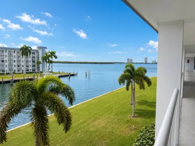 111 Shore Court 302, North Palm Beach – Condominium for sale