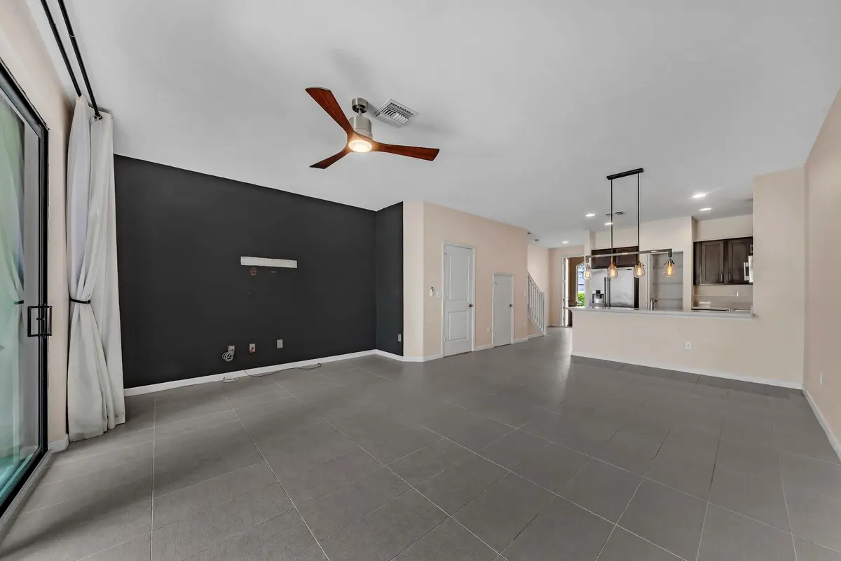 Photo 5 at 4208 N Dixie Highway 25, Oakland Park