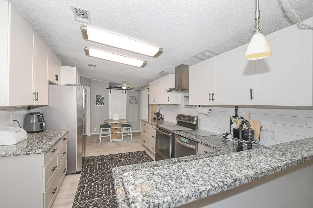 Granit Counter Tops at 8009 Meadowlark Lane, Port St. Lucie