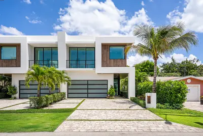320 NE Wavecrest Way, Boca Raton – leased