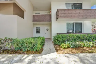 3621 Oaks Clubhouse Drive 101, Pompano Beach – Condominium for sale