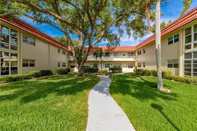 17 Vista Palm Lane 201, Vero Beach – Condominium for sale