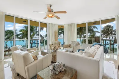 2650 Lake Shore Drive 206, Riviera Beach – Condominium for rent