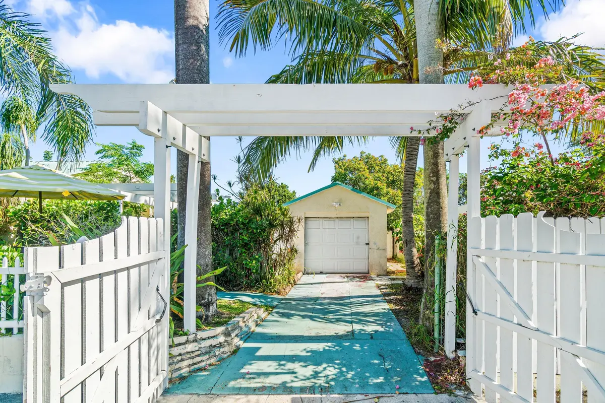 Garage at 629 Selkirk Street, West Palm Beach