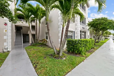 2861 N Oakland Forest Drive 202, Oakland Park – Condominium for sale