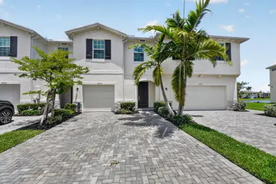 6933 N Harbours Edge Avenue, Lake Worth – Townhouse for sale