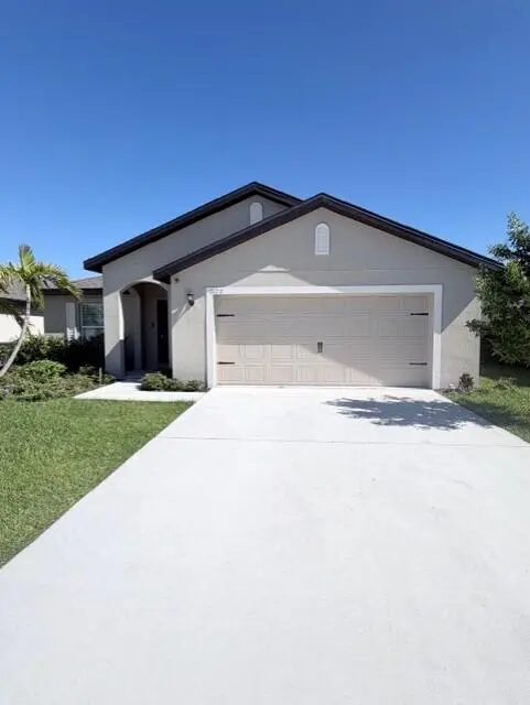 front exterior at 1522 Merriment Way Way, Fort Pierce