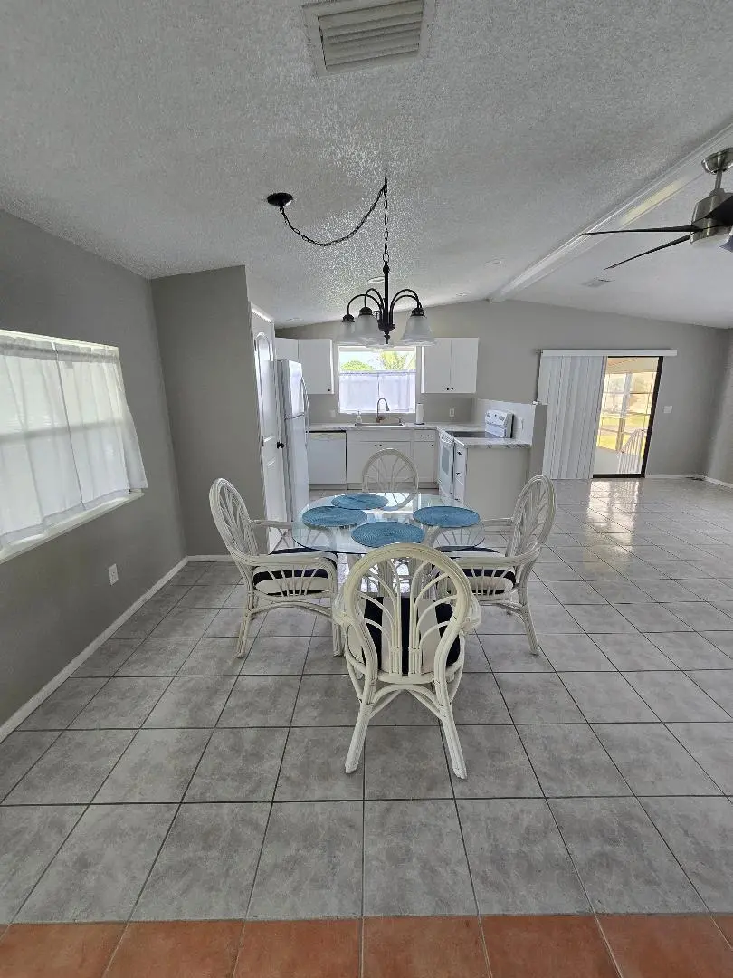 hem dining at 5550 Hemingway Court 1, Fort Pierce