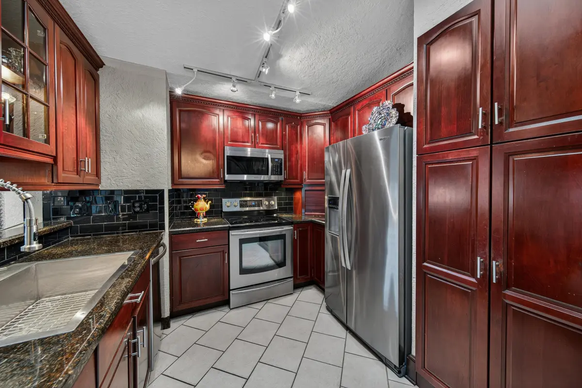 head-30 at 3068 S Oakland Forest Drive 806, Oakland Park