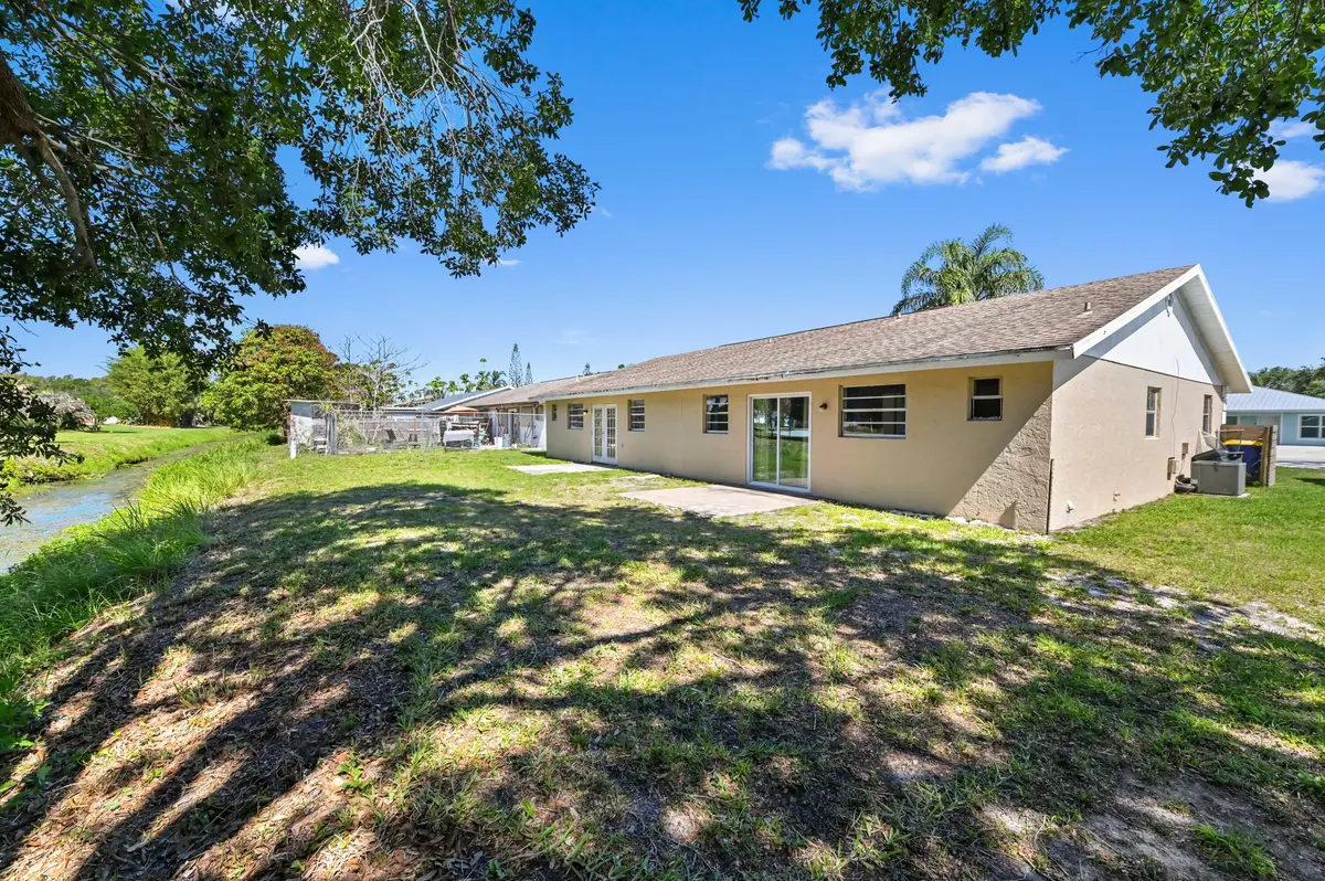 19 backyard 02 at 4550 SE Salvatori Road, Stuart
