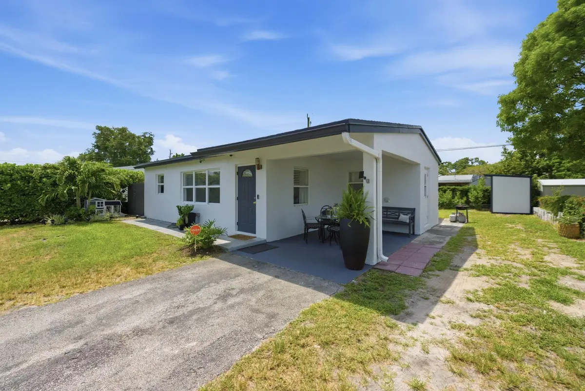 4__dsc2245 at 330 NE 59th Court, Oakland Park