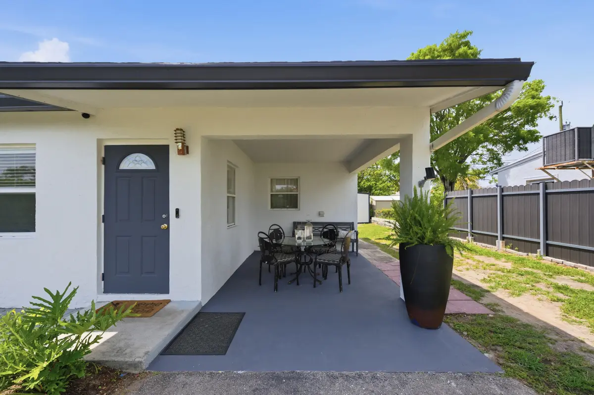 6__dsc2265 at 330 NE 59th Court, Oakland Park