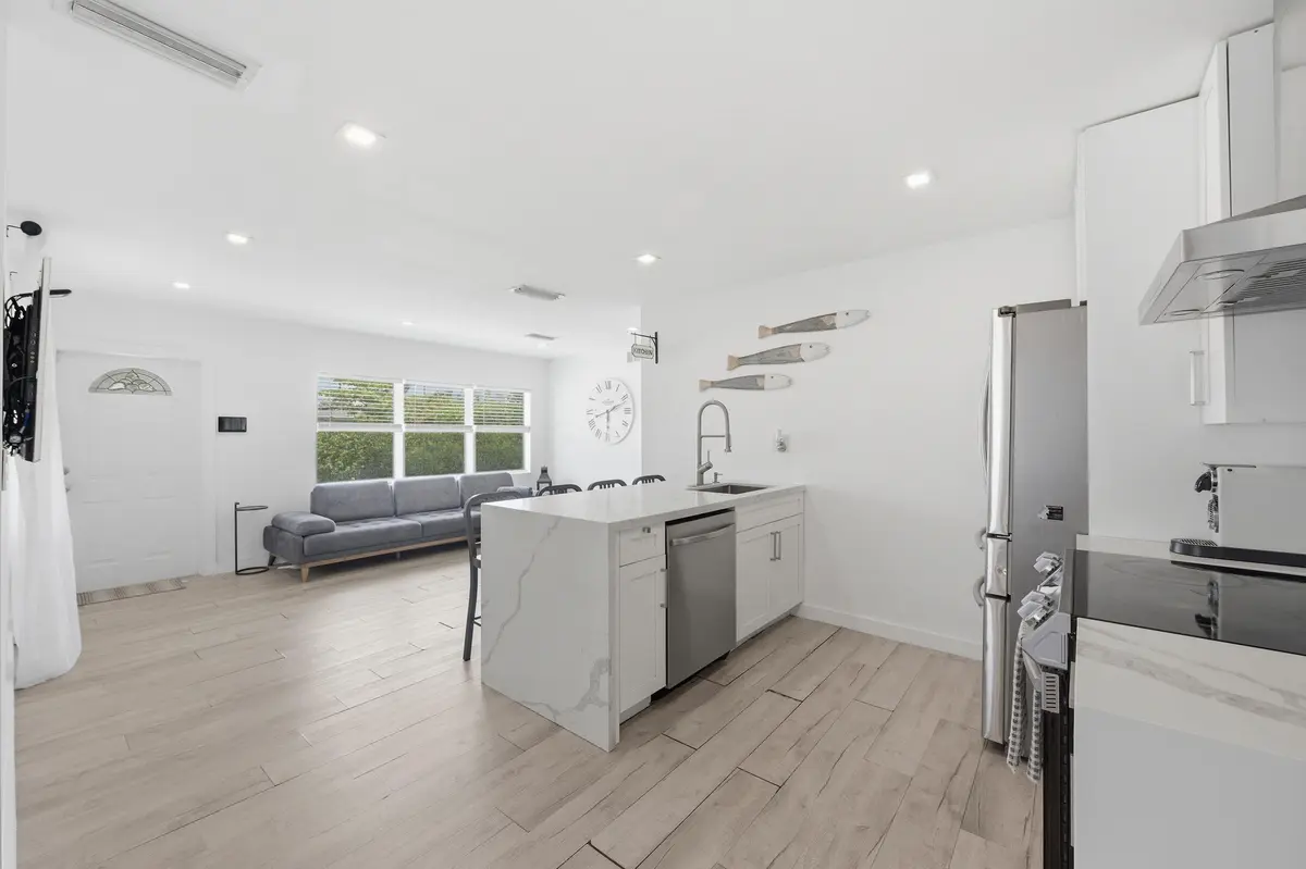 7__dsc2110 at 330 NE 59th Court, Oakland Park