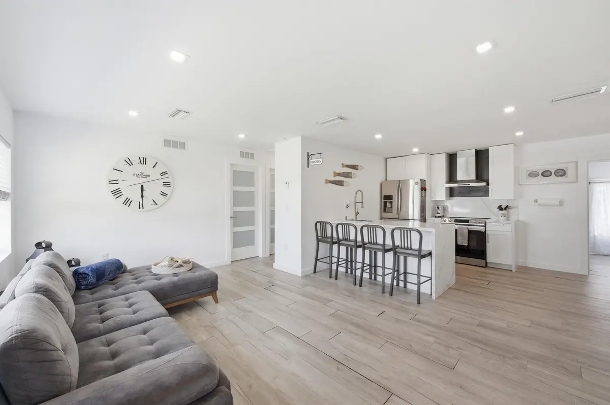 10__dsc2125 at 330 NE 59th Court, Oakland Park