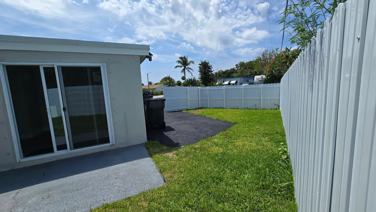 Pic 13 Another at 591 Seagrape Road, Lantana