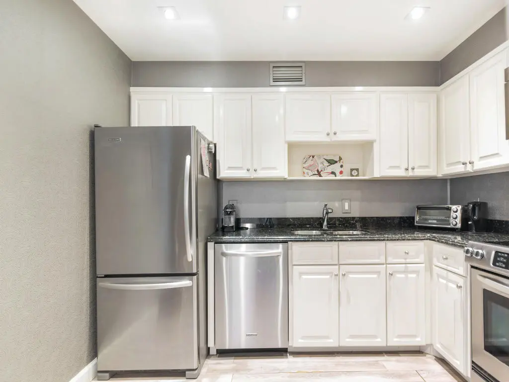 Good counters at 2295 S Ocean Boulevard 715, Palm Beach