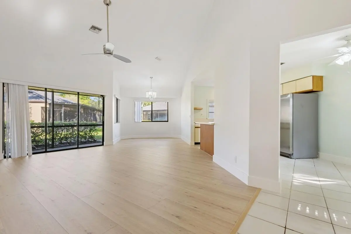 living room at 124 Chelsea Lane, Plantation