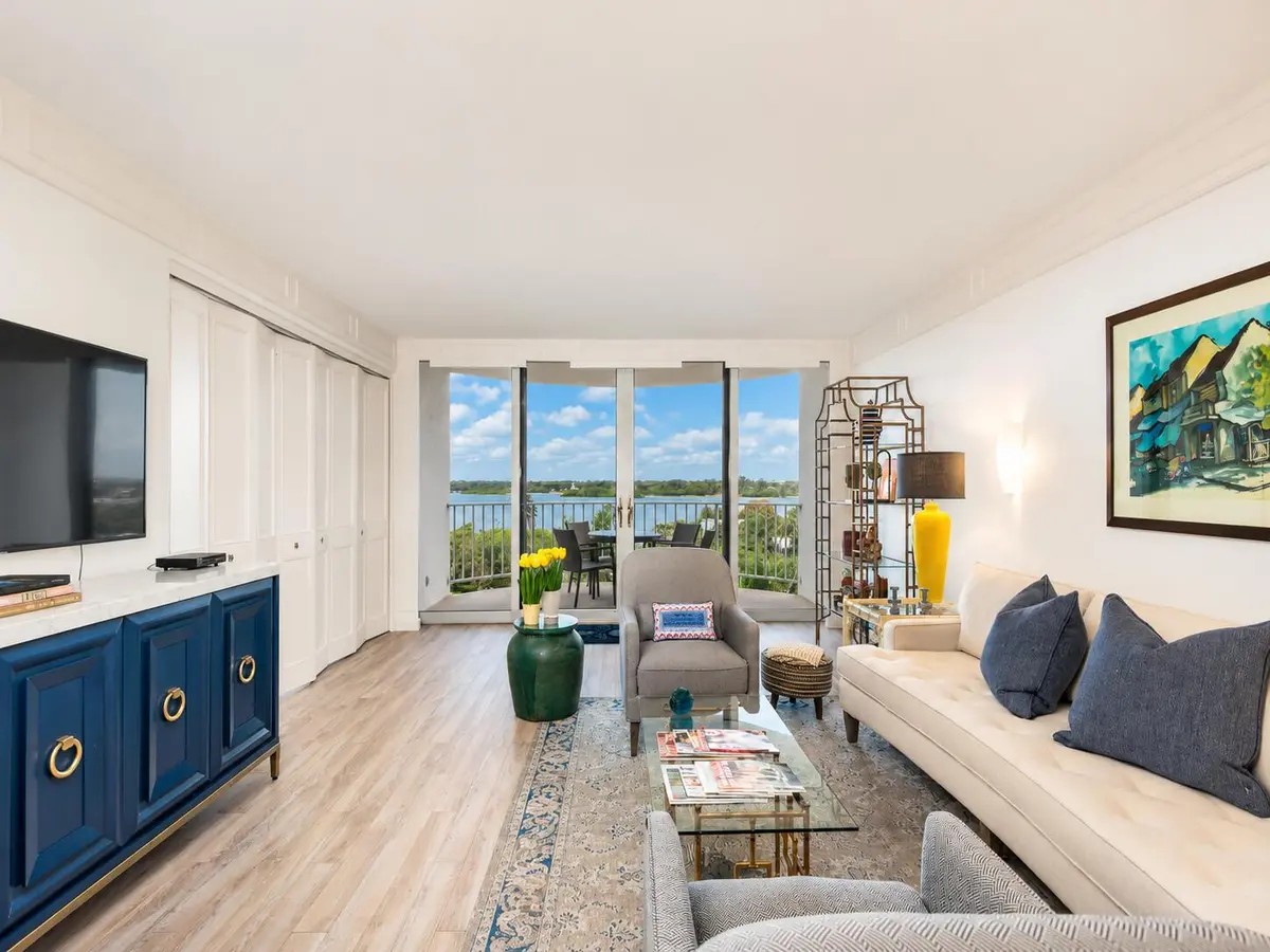 TV at 2295 S Ocean Boulevard 715, Palm Beach