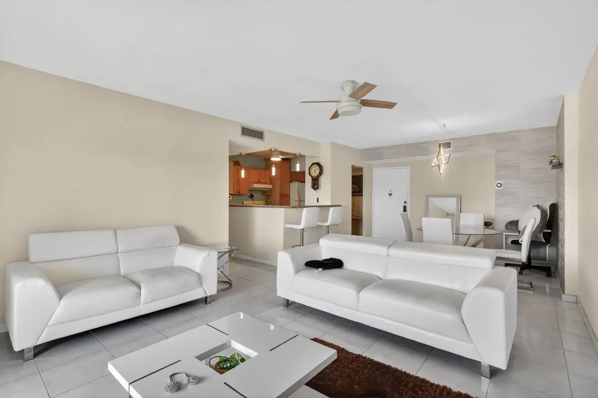 8-web-or-mls-8H3A8194 at 4330 Hillcrest Drive 302, Hollywood