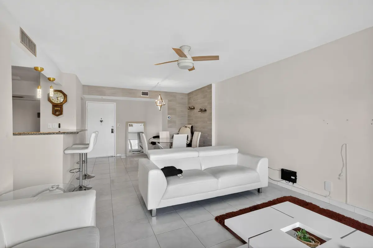 9-web-or-mls-8H3A8200 at 4330 Hillcrest Drive 302, Hollywood