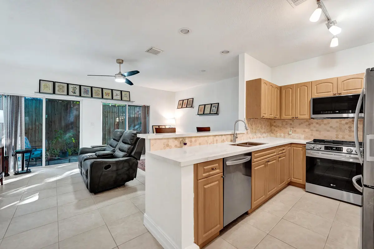 DSC00988 at 1743 NE 4th Avenue F4, Fort Lauderdale
