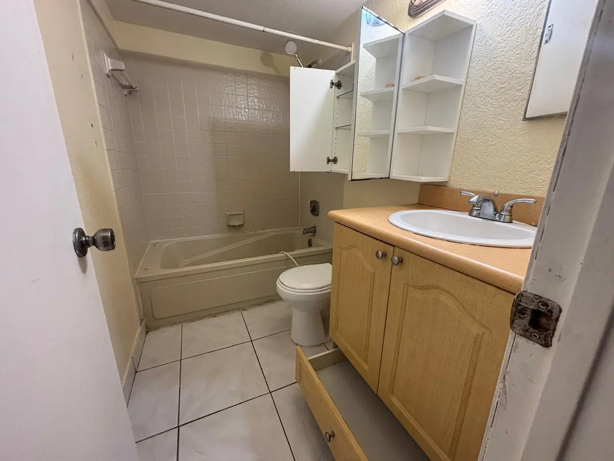 master bath at 11201 SW 13th Street 103, Pembroke Pines