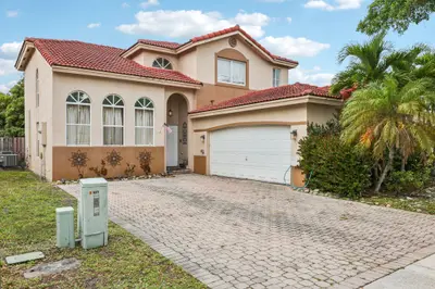 405 E Royal Cove Circle, Davie – Single Family Residence for sale